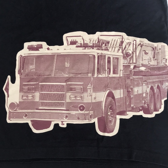 *️⃣2/$30 Gymboree Boys Fire Truck long sleeve Tee - Picture 3 of 5